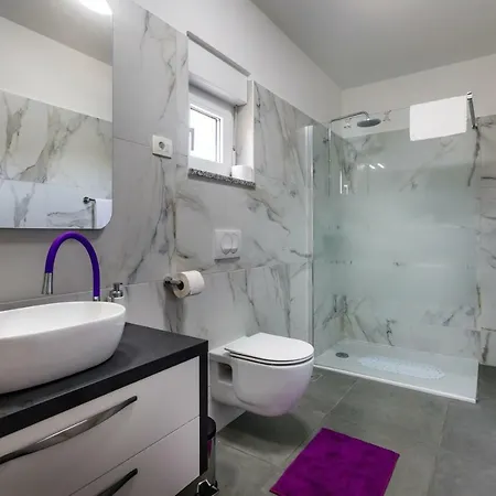 Willa House - Skyline