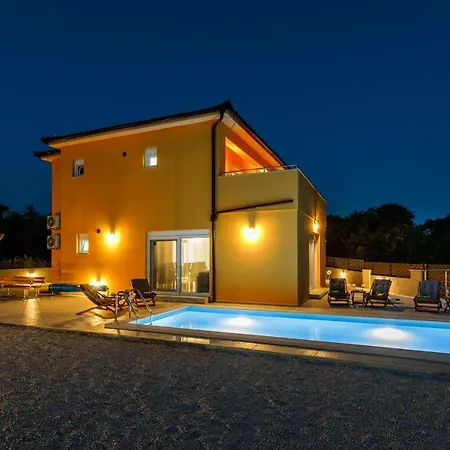 House - Skyline